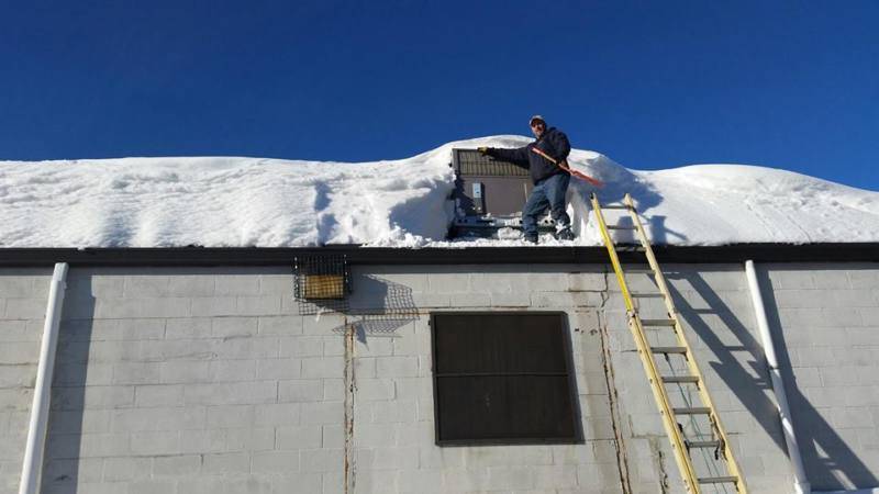 Here's one tough tech who shoveled his way into a head-high snowbank to first FIND, then fix a rooftop unit that was completely encased in frozen snow. 